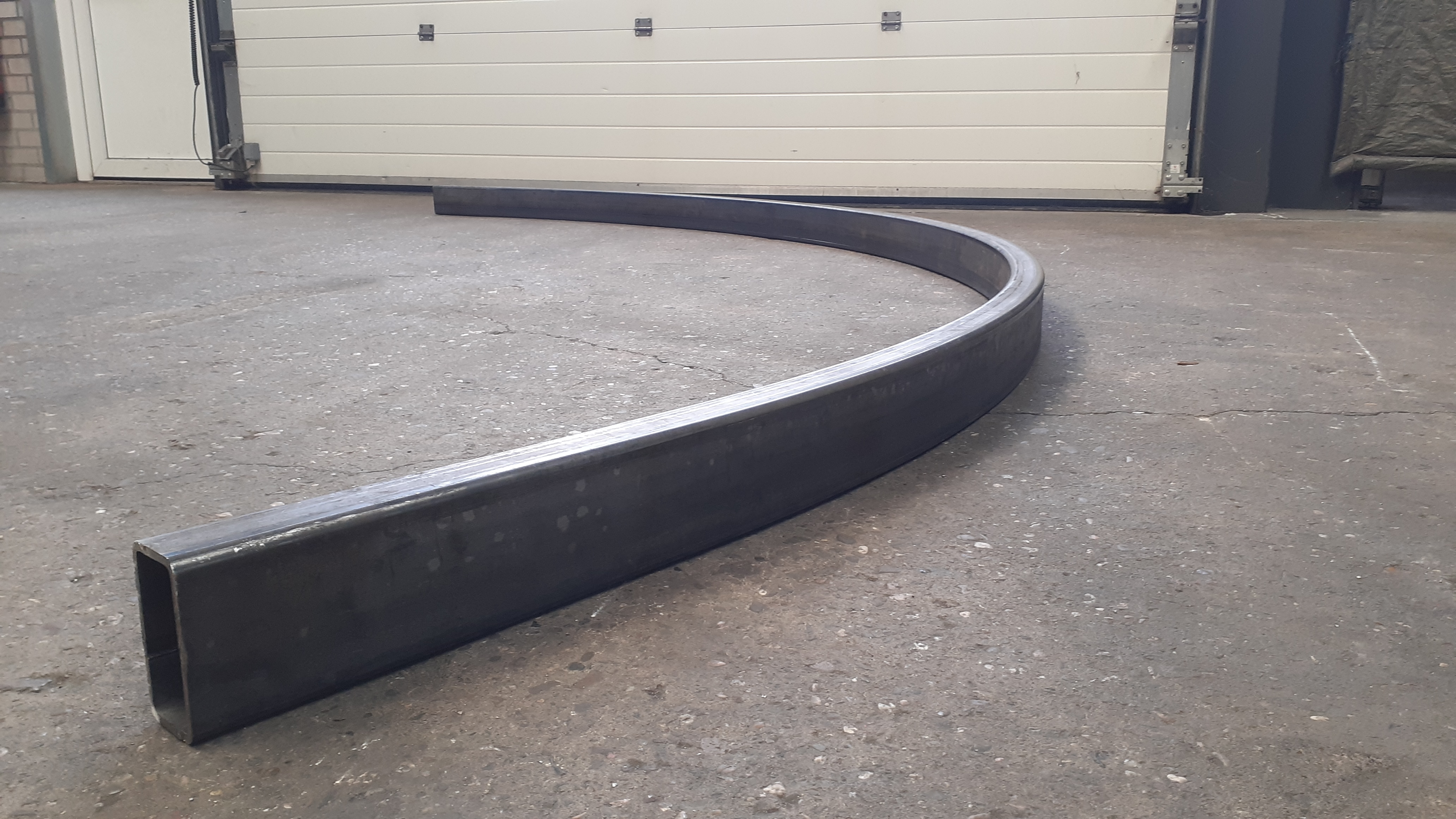 1. Koker 100X50X5 walsen in radius 2000mm 1. Koker 100X50X5 walsen in radius 2000mm